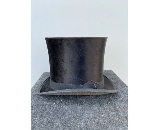 Cappello ‘tuba’ con scatola originale.Inghilterra.