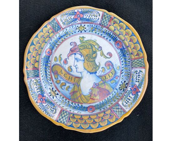 Sette piatti in maiolica decorati a lustro al terzo fuoco con profilo di guerrieri e motivi vegetali stilizzati.Gualdo Tadino.
