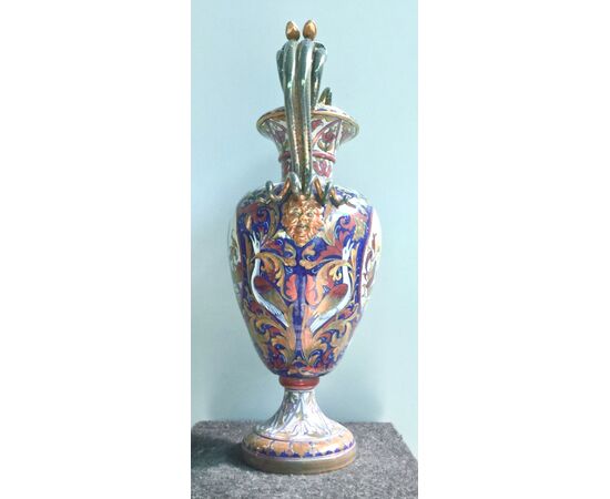 Grande vaso in maiolica a lustro oro e rubino con manici a serpenti e mascheroni.Decorato con motivi vegetali e ovali con profili rinascimentali.Gualdo Tadino.