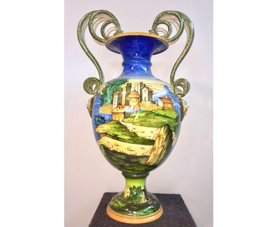 Grande vaso in maiolica con manici a serpenti e mascheroni e decoro istoriato.Manifattura Molaroni,Pesaro.