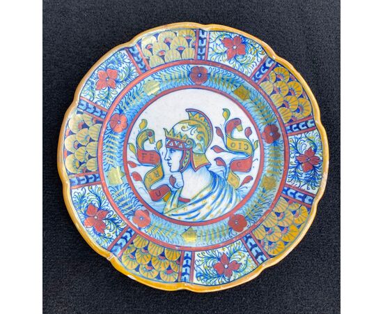 Sette piatti in maiolica decorati a lustro al terzo fuoco con profilo di guerrieri e motivi vegetali stilizzati.Gualdo Tadino.