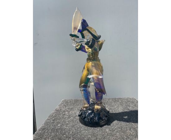 Figura di samurai in vetro pesante con inclusioni foglia oro.Firma Paolo Gaggio.Murano.
