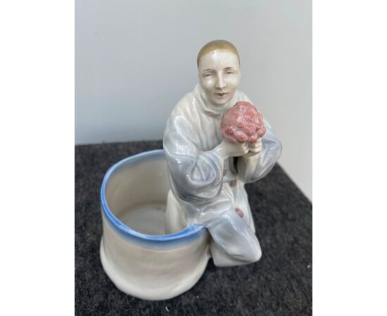 Vaso con figura di Pierrot in porcellana policroma.Germania.