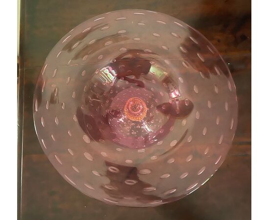 Coppa centrotavola in vetro con inclusioni a bolle e foglia oro sul fusto globulare zigrinato.Barovier e Toso.Murano.
