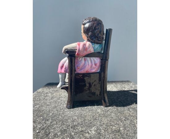 Scatola porta tabacco raffigurante bambina addormentata sul seggiolone.Francia.