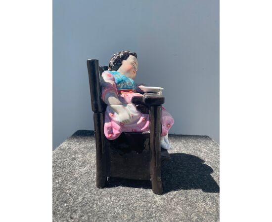 Scatola porta tabacco raffigurante bambina addormentata sul seggiolone.Francia.