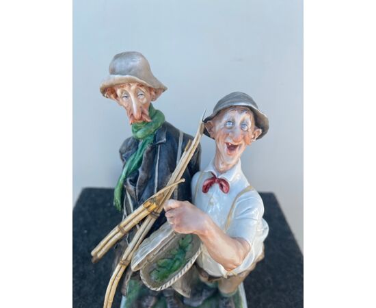 Gruppo in porcellana policroma raffigurante scena comica con due pescatori.Giuseppe Cappe’.
