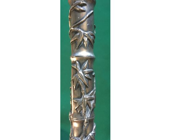 Bastone da passeggio con pomolo in argento raffigurante ramo di bambu’ con foglie in rilievo.Cina.
