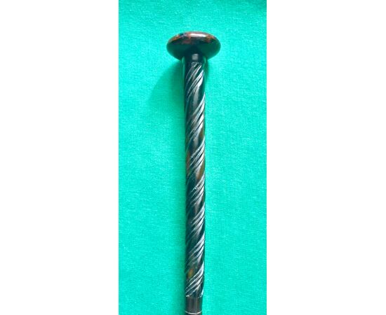 Walking stick with pommel and handle in tortoiseshell engraved with a spiral motif.     