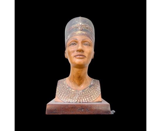 Busto di Nefertiti in terracotta dipinta.Italia