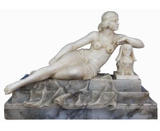 Scultura di figura femminile appoggiata a sfinge, Alabastro, opera del Novecento