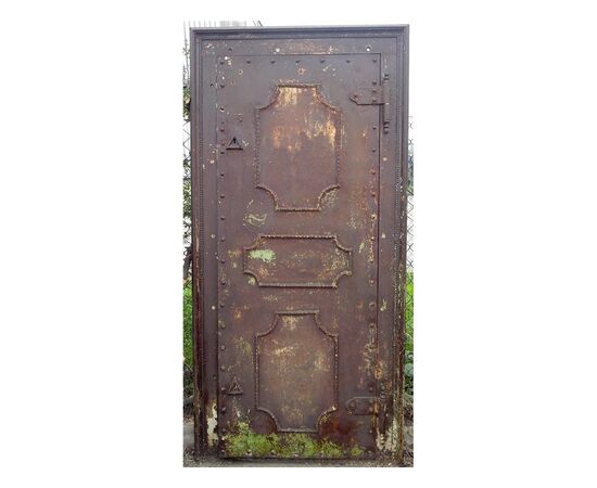 Porta antica in ferro inchiodato, con bugne