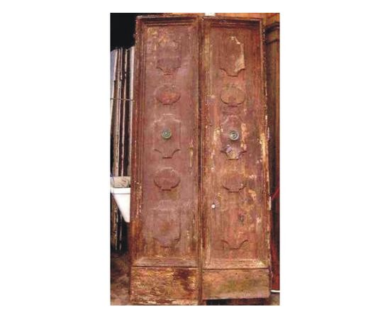 Porta antica d'epoca di recupero a due ante, lastronata in legno di noce,con bugne
