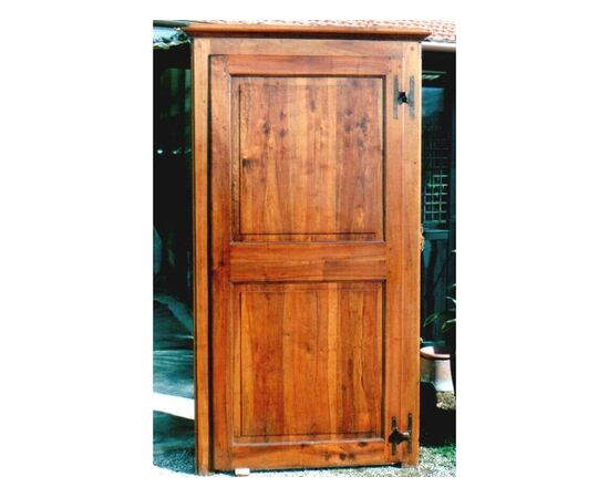 Una di quattro porte ad un&#039;anta di cui tre in legno di noce ed una in legno di pioppo con cornice