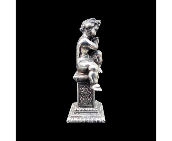 Piccola scultura in argento pieno raffigurante bimbo musicante.Italia.