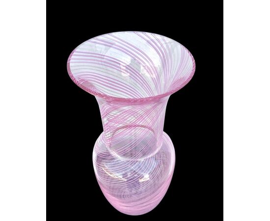 Vaso in vetro sommerso con spirali in filigrana rosa e avventurina.Fratelli Toso.Murano.