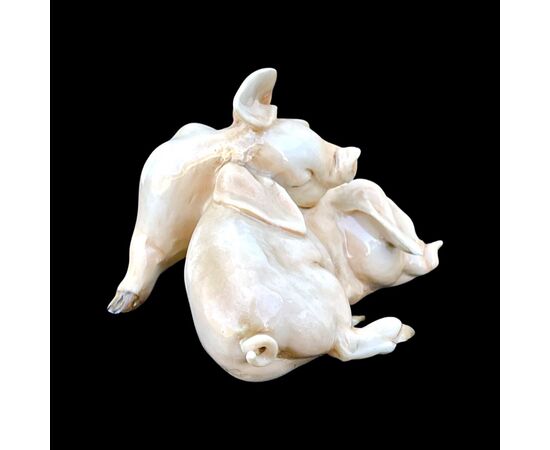 Scultura in porcellana coppia di maiali accovacciati.Manifattura Tay (Giuseppe Tagliarol).