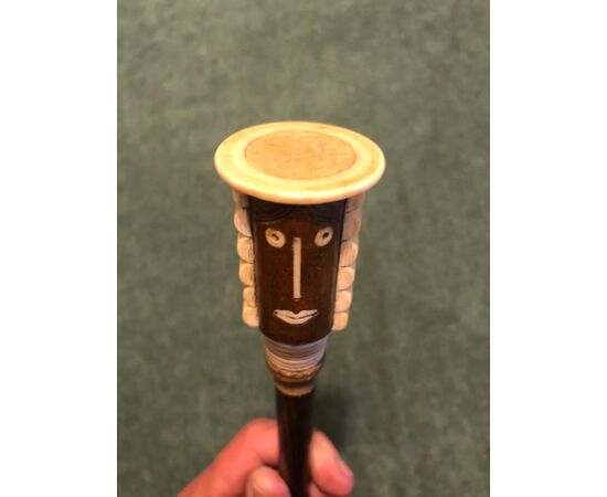 Bastone con pomolo in legno e osso con testa di figura femminile stilizzata stile art deco’.
