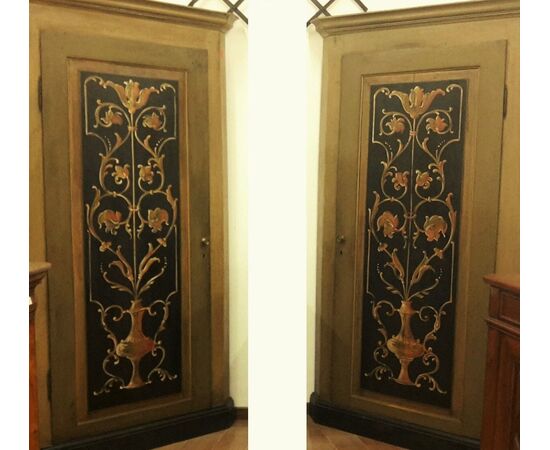 Pair of Italian corner pieces in walnut lacquered and painted from the 1800s