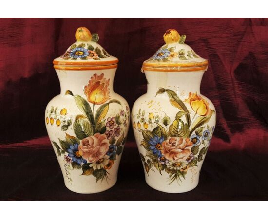 Coppia di vasi in ceramica italiana, dipinti a mano