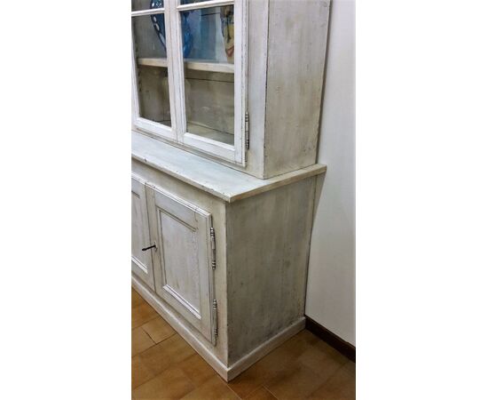 Bookcase in white lacquered Larch