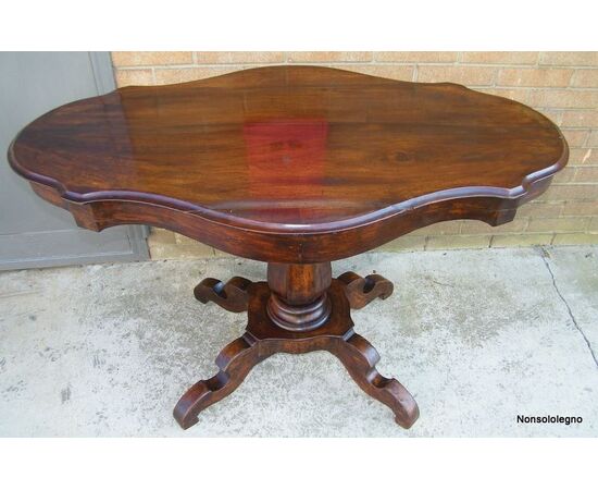 Hat table of the Priest Charles X Lombardo in walnut