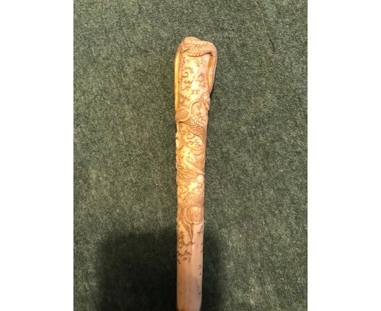 Cane with bone knob engraved with a dragon. Bamboo cane :.     