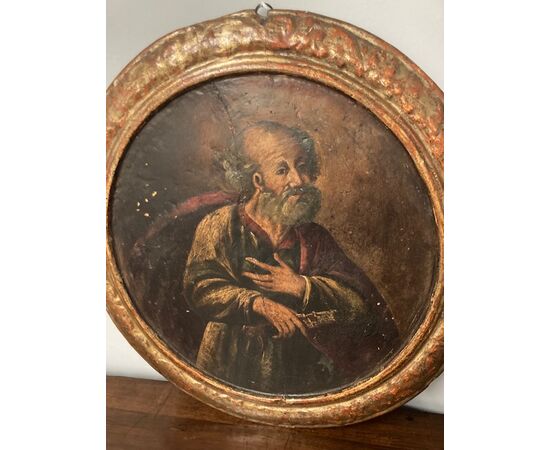 Antique round oil painting on panel from the 17th century Saint Peter in patina with coeval frame. Cm 47     