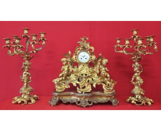 Orologio e Coppia di candelabri in bronzo dorato