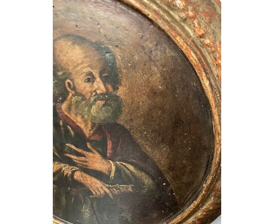 Antico dipinto  tondo olio su tavola epoca XVII San Pietro in patina con cornice coeva. Cm 47