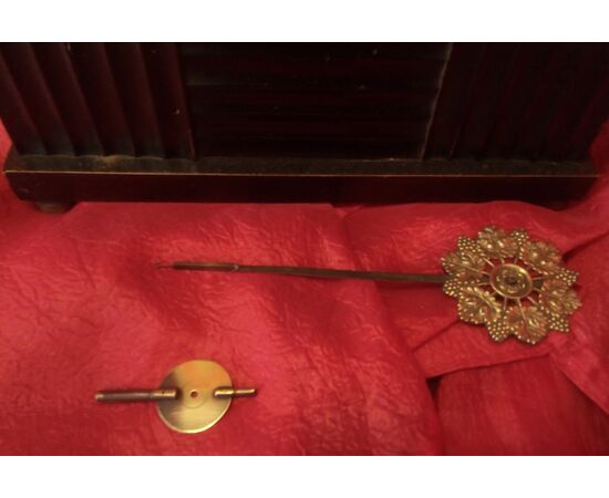 Orologio a pendolo in legno dorato e laccato