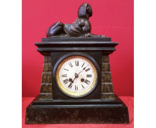 Pendulum clock with sphinx