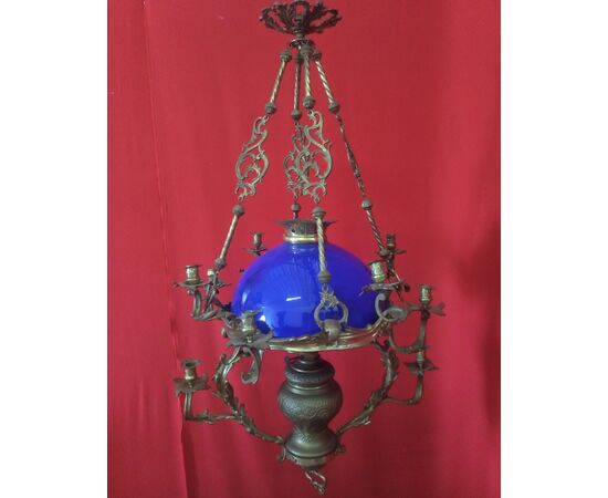 Lampadario in bronzo con coppa blu cobalto