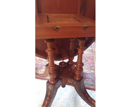 Center table in walnut veneer with Victorian period inlays