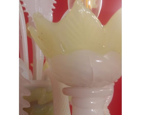 Piccolo lampadario in vetro opaline bianco e verde