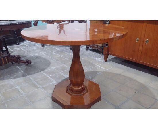 Center table in cherry wood with Biedermeier Austrian period inlay