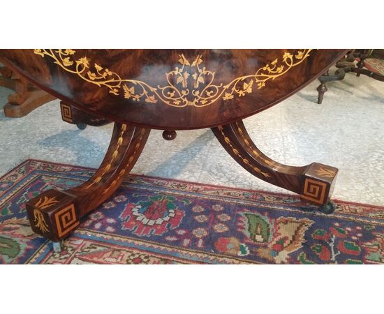 Center table in walnut veneer with Victorian period inlays