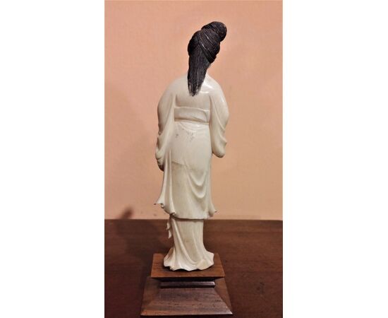 Statuetta in avorio, donna orientale, inizio novecento