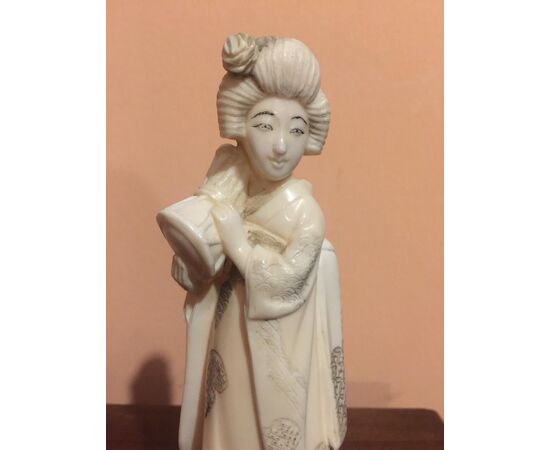 Statuetta in avorio raffigurante donna orientale