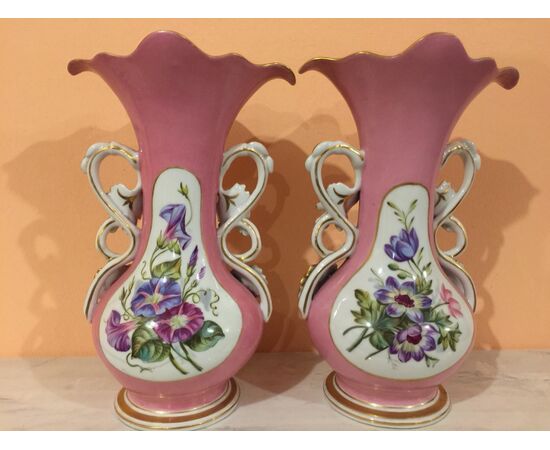 Pair of Paris porcelain vases from the Nap period. III