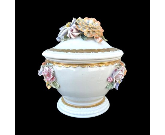 Tazza con coperchio in porcellana con motivi floreali in rilievo e dettagli dorati.Ginori.