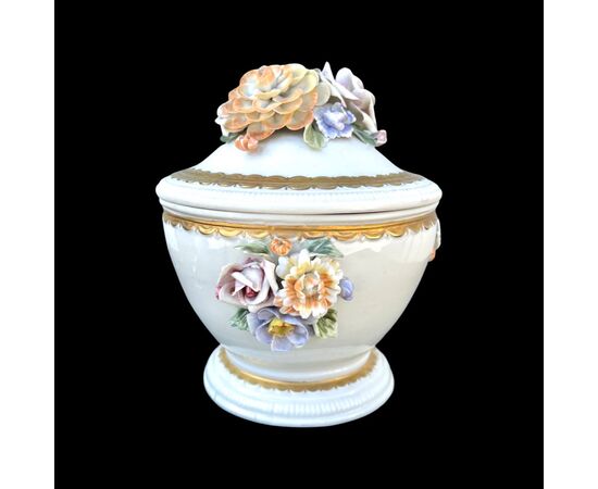 Tazza con coperchio in porcellana con motivi floreali in rilievo e dettagli dorati.Ginori.