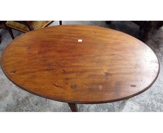 Antique oval mahogany coffee table from the English Edwardian era