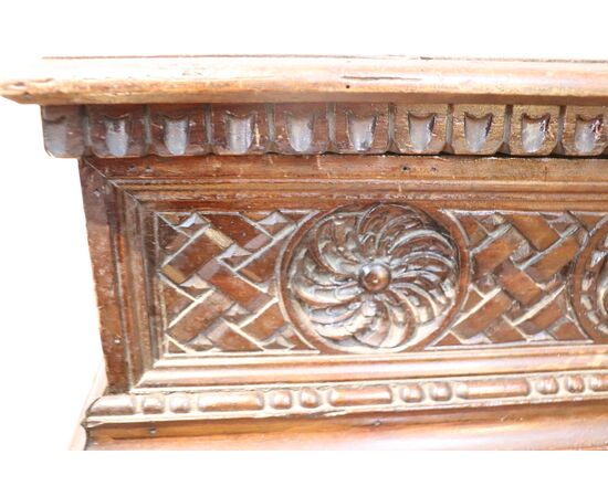 Antique chest model in carved walnut, around 1830 NEGOTIABLE PRICE