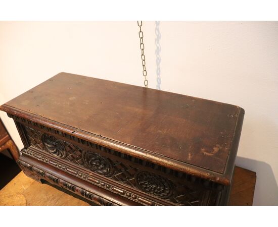 Antique chest model in carved walnut, around 1830 NEGOTIABLE PRICE