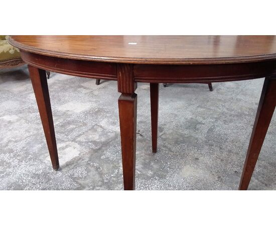Antique oval mahogany coffee table from the English Edwardian era