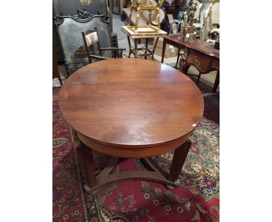 Extendable oval mahogany table from the second empire
