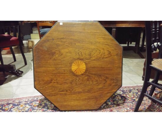 Center table in rosewood from the Victorian era