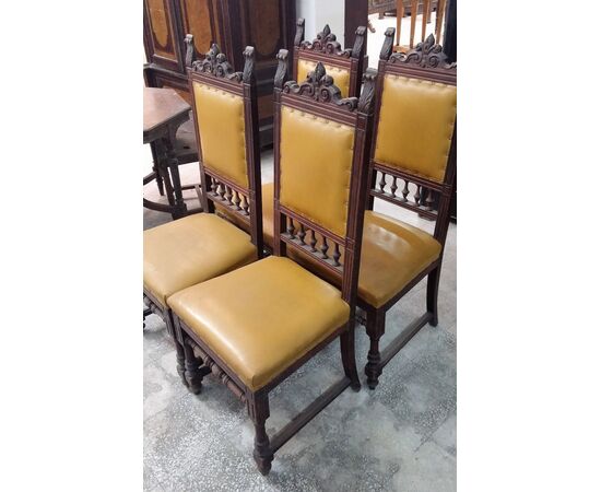 Details on 4 antique chairs in solid walnut carved from the late 19th century France
