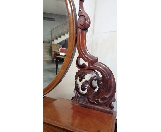 Dressing table in mahogany and mahogany feather from the English Victorian era.